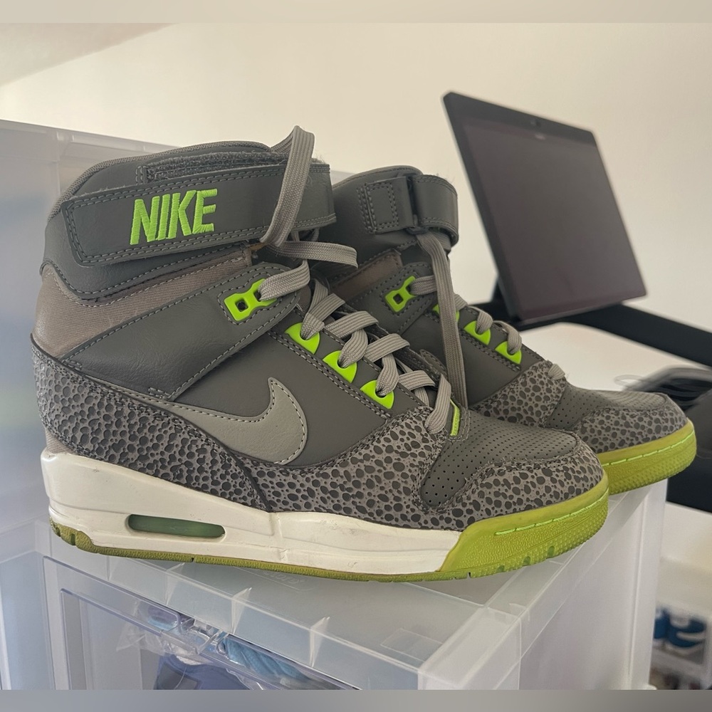 Nike Air Revolutionary Sky-Hi - size women’s 7.5